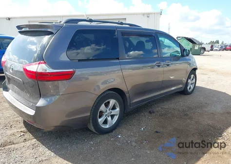 2017 Toyota Sienna Le 8 Passenger z USA, uszkodzony, nr VIN 5TDKZ3DC7HS768135